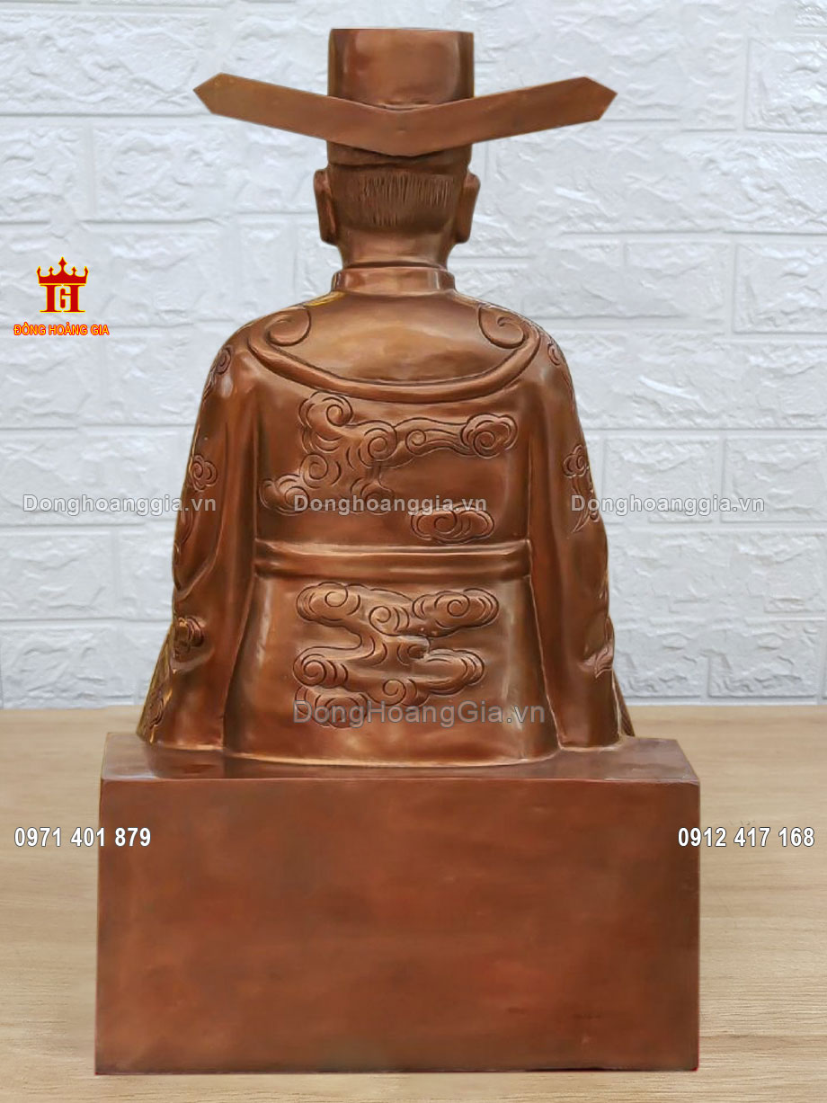 Trưng bày tượng Đức Thánh Trần bằng đồng mang lại phong thủy tốt cho gia chủ